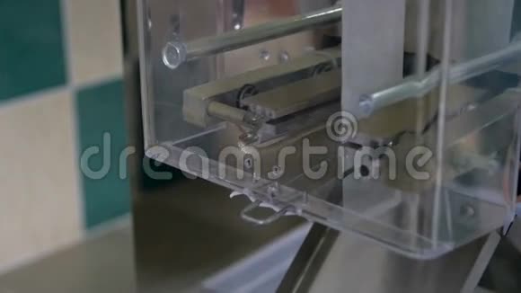 机器生产茶叶包装视频的预览图