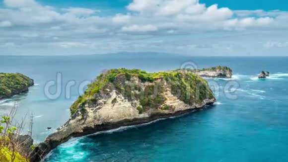 印度尼西亚巴厘岛努沙半岛阿图海滩上的永恒岩石视频的预览图