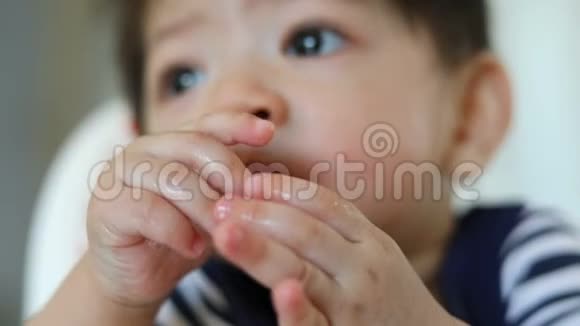小男孩用手指放在嘴里视频的预览图