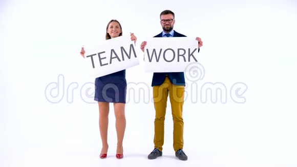 两个商业伙伴摆姿势手里拿着标语牌团队合作的概念视频的预览图