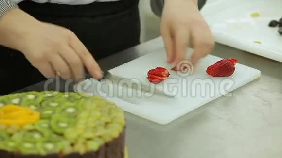 巧克力奶油蛋糕加奇异果葡萄和果冻调味上面覆盖着草莓视频的预览图