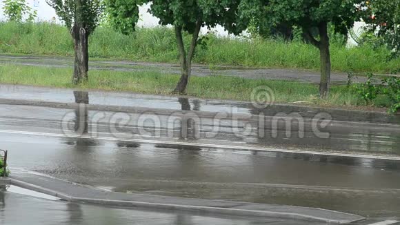 三个装备齐全的骑车人在夏天下雨时骑自行车视频的预览图