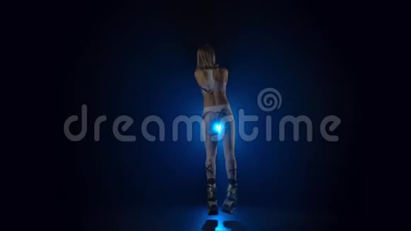 女孩子在kangoo跳鞋的慢动作与蓝色聚光灯的对比视频的预览图