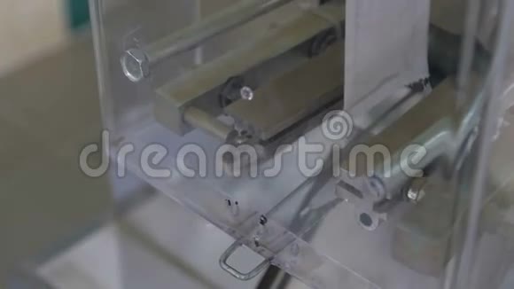 机器生产茶叶包装视频的预览图