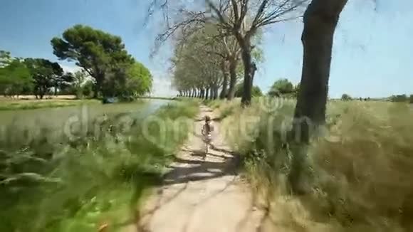 小女孩在大自然的小径上奔跑视频的预览图