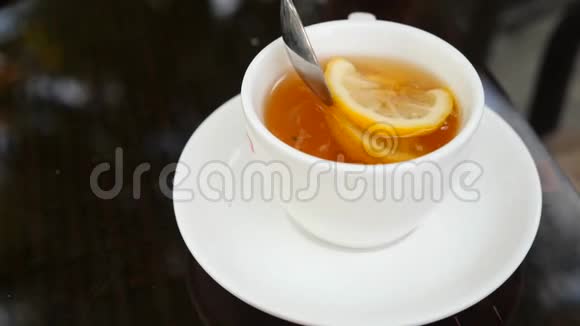 有人用绿茶在杯子里搅拌柠檬糖4K慢动作视频的预览图