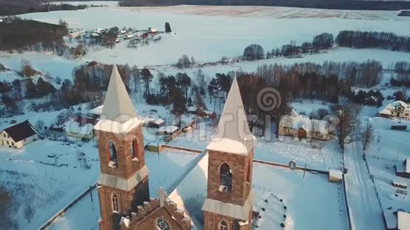 旧基督教教堂的鸟瞰图白俄罗斯明斯克附近的Rubezhevichi村视频的预览图
