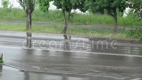 夏季大雨下的城市道路视频的预览图