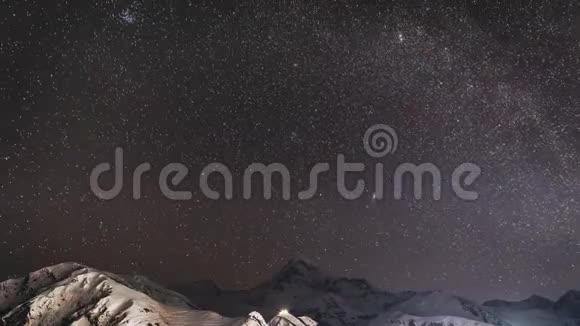 乔治亚州的斯蒂芬斯明达冬夜星空星光闪耀繁星闪烁峰峦叠嶂白雪覆盖视频的预览图