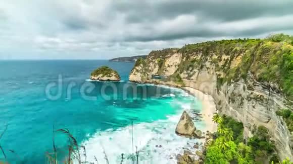 印度尼西亚NusaPenida岛Atuh海滩的时间推移落基海岸视频的预览图