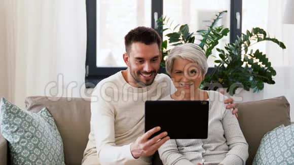 家中有平板电脑的老母亲和成年儿子视频的预览图