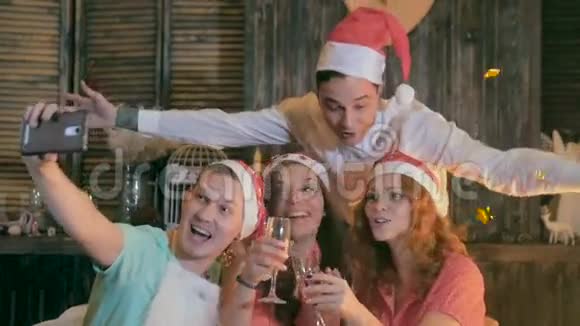 青年男女在圣诞晚会上自拍照快乐的朋友自拍慢动作视频的预览图