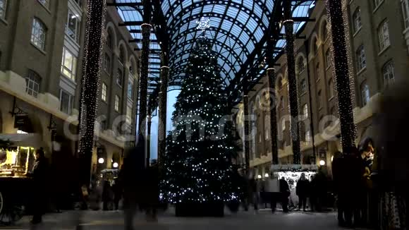 时光流逝伦敦之夜大圣诞树上明亮的花环视频的预览图