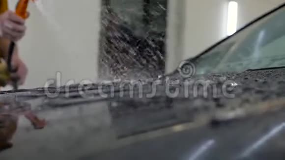 水滴滴落在黑色的汽车里动作缓慢视频的预览图