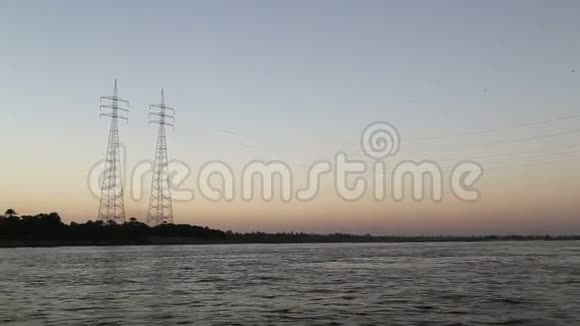 日落时尼罗河上的电塔视频的预览图