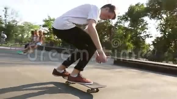 年轻人滑板和在溜冰场慢动作跳跃视频的预览图