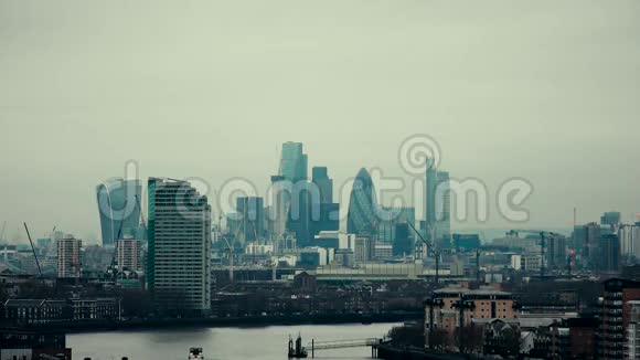 时光流逝伦敦市中心泰晤士河沿岸的玻璃摩天大楼视频的预览图