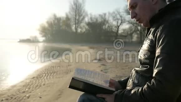 残疾人读圣经轮椅上的男性残疾人视频的预览图