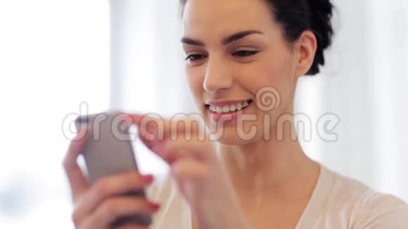 带着牙套和智能手机的快乐年轻女人视频的预览图
