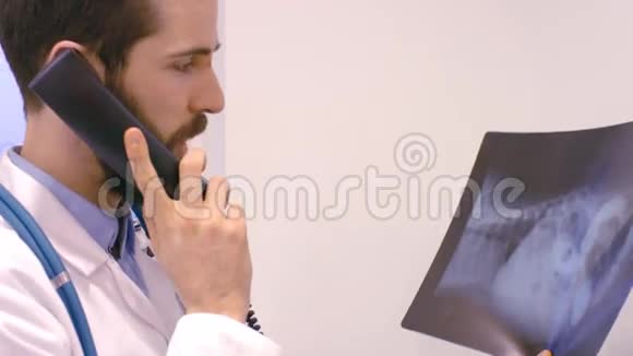 兽医在电话里说一个X射线收音机视频的预览图