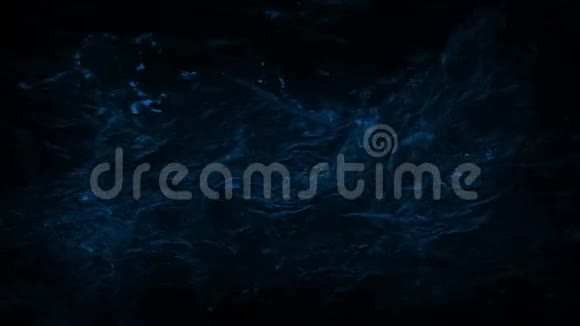 夜晚黑暗的河面视频的预览图