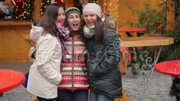 笑女朋友在圣诞市场上开心的肖像快乐的朋友在一起度过时光视频的预览图