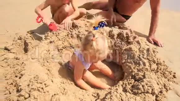 小女孩在沙滩上玩耍的男孩爷爷视频的预览图