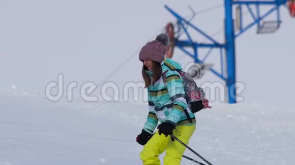 业余滑雪女孩下坡视频的预览图