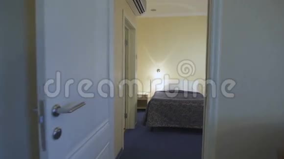 舒适的酒店房间墙上有两张整齐的床和灯摄像机从一个房间移动到另一个房间柔软的枕头躺在上面视频的预览图
