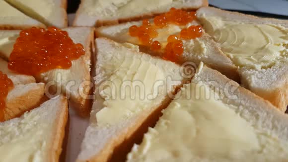 带红鱼子酱汤匙的三明治法式海鲜大餐视频的预览图