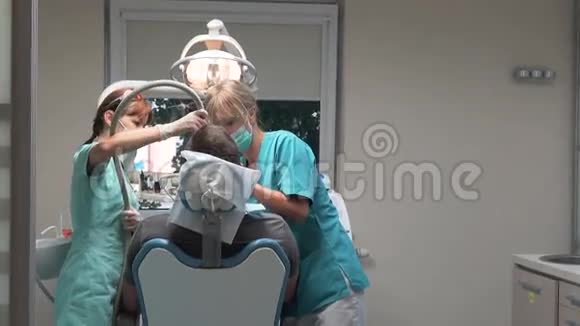 牙医在牙科诊所工作斯特迪康视频的预览图