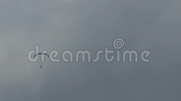 云层背景下的滑翔机视频的预览图