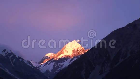 新西兰日落时雪山峰和山脊的阳光全景视频的预览图