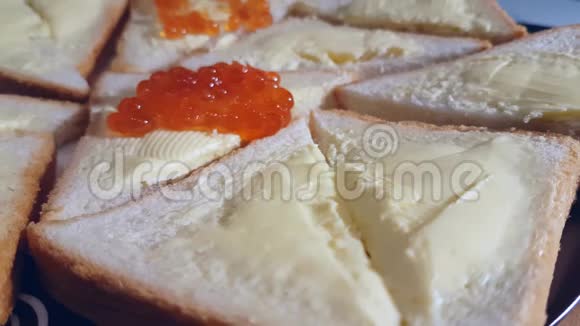 三明治配红鱼子酱小汤匙法式海鲜豪华视频的预览图