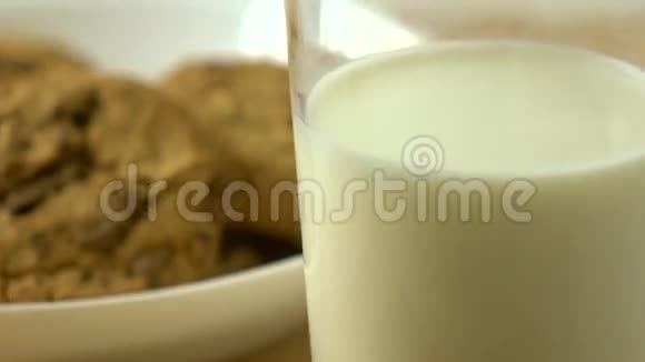 早餐巧克力饼干和牛奶杯4K特写镜头视频的预览图