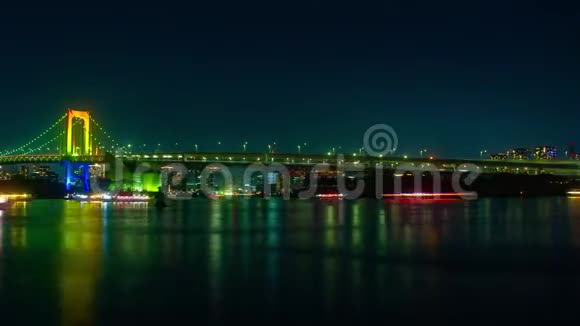 在彩虹桥附近的浮船在夜间航行视频的预览图