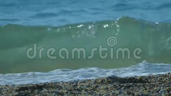 海浪冲击海岸视频的预览图