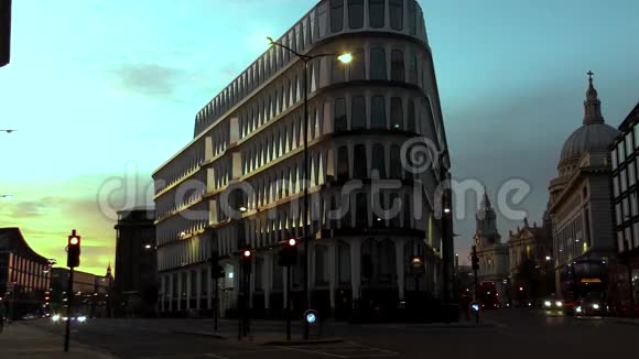 时光流逝伦敦之夜城市上空的黄蓝色天空视频的预览图