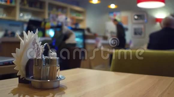 咖啡桌和餐巾纸的前景和工作时的服务生4K视频视频的预览图