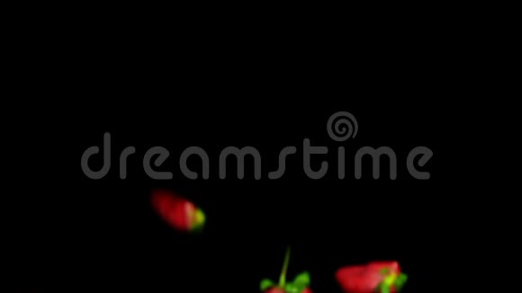 美味的草莓在空中飞舞视频的预览图