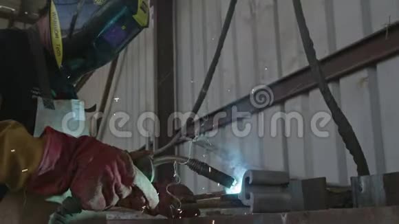 焊工焊接建筑钢架动作缓慢视频的预览图