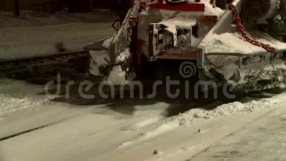 清除铁轨上的积雪视频的预览图