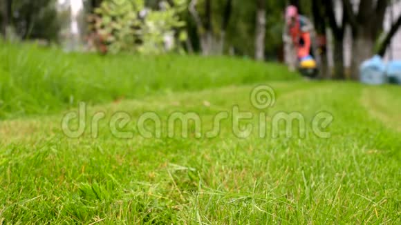 穿制服的城市园丁开始割草割草的人城市场景视频的预览图