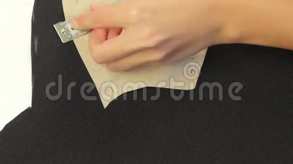 在黑色织物上画白色粉笔关门视频的预览图