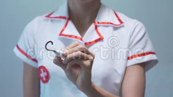 压力女医生在透明屏幕上书写视频的预览图