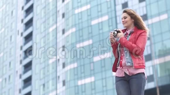 迷人的年轻旅游女孩在摄像机上拍照视频的预览图