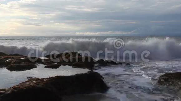巨大的海浪撞击在石头上视频的预览图