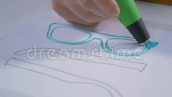 4K人用塑料墨水手工制作产品采用现代设备3D笔快关门视频的预览图