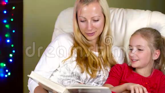妈妈和女儿在圣诞节读书视频的预览图
