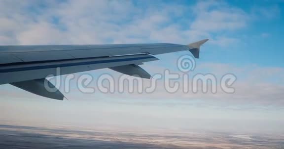 白天在云层下飞行的飞机视频的预览图